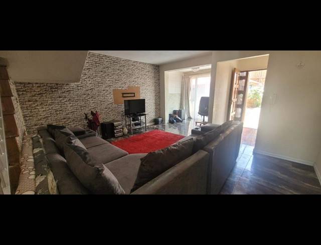 2 BEDROOM TOWNHOUSE FOR SALE IN FLORENTIA